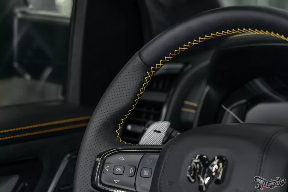 Что мы сделали с RAM TRX Hennessey Mammoth 1000?! Часть 5: процесс пошива, готовый салон и ремни безопасности